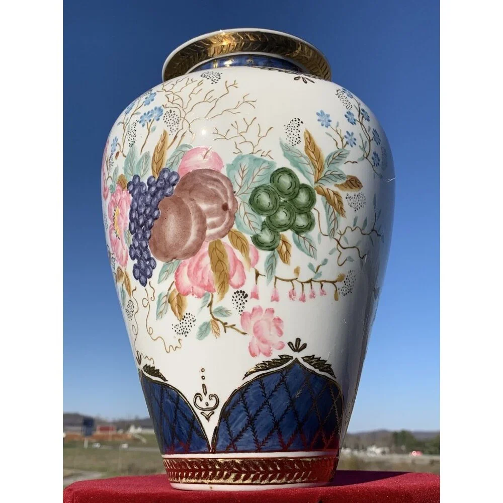 Gorgeous Chinese Famille Rose Porcelain 10.25